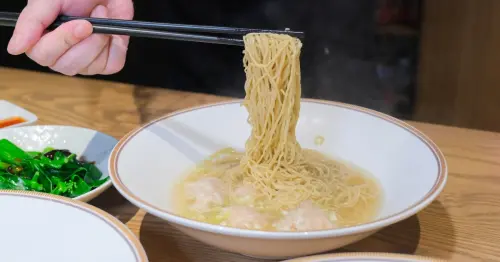東區必吃港式雲吞麵！杜汶澤小杜麵館復刻香港街頭，雲吞麵 炸喱牛腩飯必吃。