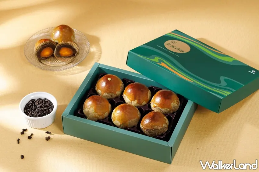 ▲貓茶町「鐵觀音茶金蛋黃酥」曾榮獲 111 年台灣百大糕餅伴手禮金質獎,今年新春首推六入組合,墨綠金紋包裝簡約典雅,且禮盒中一入蛋黃酥茶金外皮另點綴閃耀金箔,高雅精緻,是春節送禮的尊榮之選,六入原價570元,預購期間優惠520元。(圖/貓茶町提供)