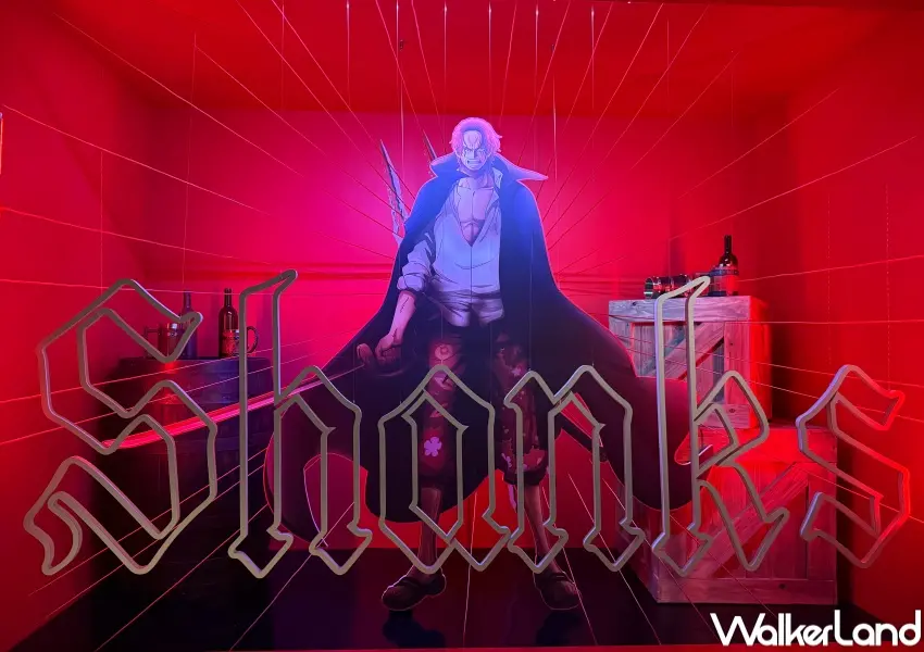 ▲航海王25週年展覽新四皇展區！紅髮傑克櫥窗打卡點必拍。(攝影：鄭亦庭)