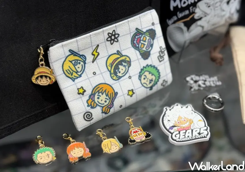 ▲台北航海王25週年紀念特展限定周邊，草帽海賊團壓克力立牌、票卡夾、抱枕吊飾必收。(攝影：鄭亦庭)