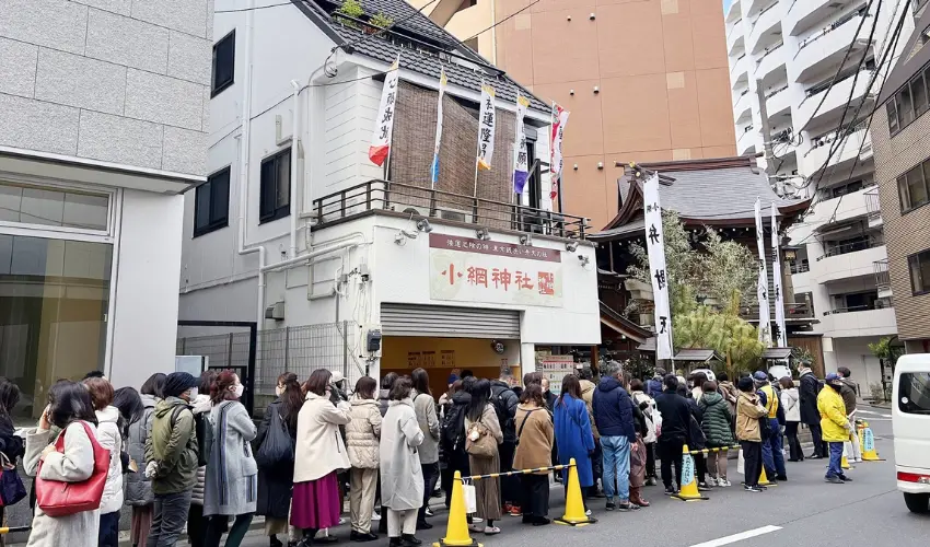 ▲小網神社沒有寬闊的參道，沒有遠遠就能看見的鳥居，神社被高樓、辦公室與住宅緊密包圍。