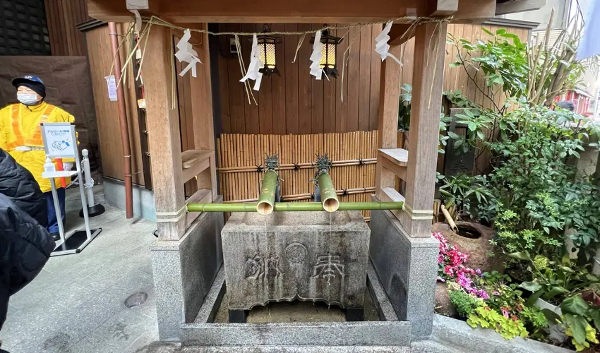 ▲現場氣氛相當安靜，幾乎看不到急著拍照的身影，更多的是短暫停留、專注合掌後便離開的人。