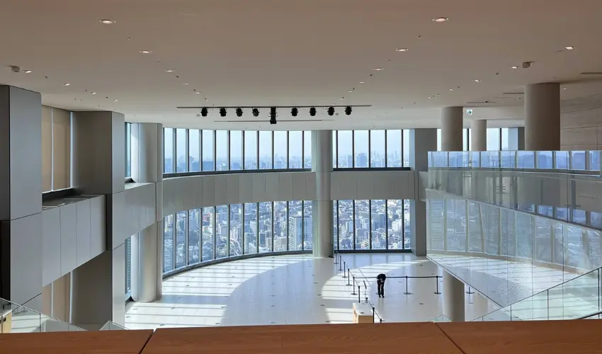 ▲直達34樓的Hill House Sky Room Café & Bar,點一杯飲品、支付入場費,就能享受與東京鐵塔並肩的視角。