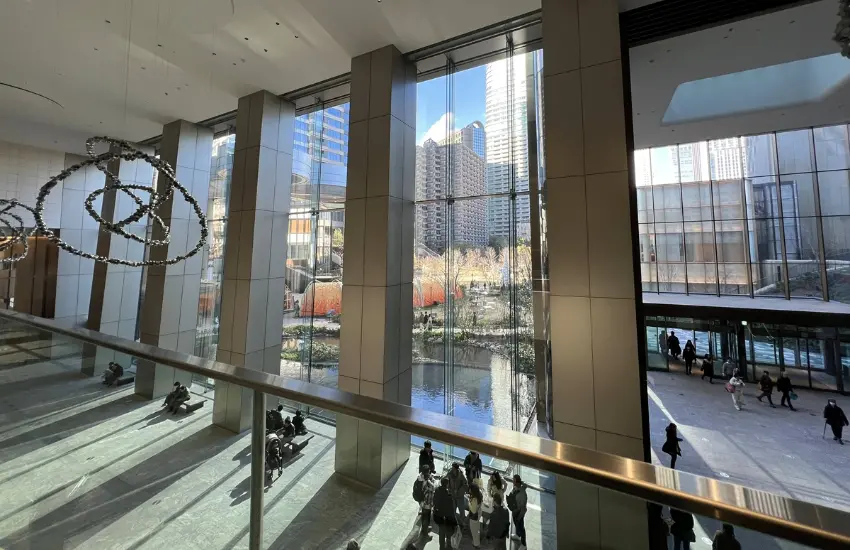 ▲無論你從戶外入口、神谷町站、或地面層走上來，都需要先抵達森 JP Tower 的 2 樓大廳。