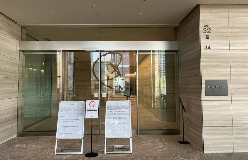 ▲在非常安靜的辦公樓層電梯之中，找到能直達 34樓 Hill House的電梯，電梯內只有2樓和34樓的選項。