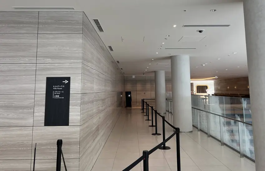 ▲到達 34 樓後，沿著簡潔低調的指標往前走，就會來到 Sky Room Café & Bar 的入口櫃台。