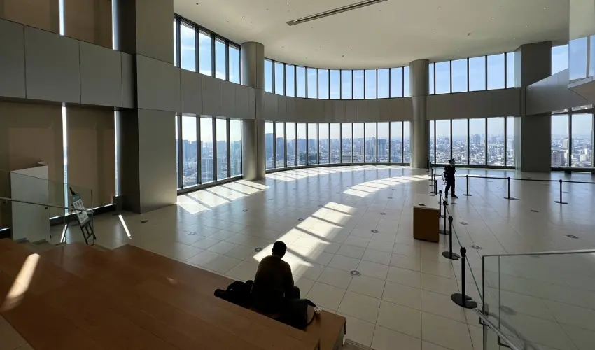 ▲三面落地玻璃採用反射抑制材質，白天能有效降低眩光、夜晚則減少室內反射，讓窗外景觀保持乾淨、安靜、不受打擾。