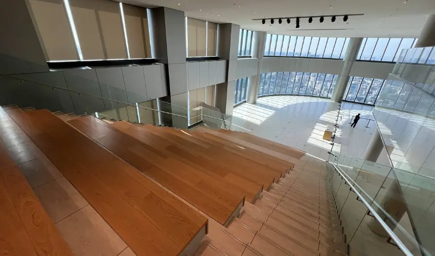 ▲早上九點的時間人少、光線好,空間大到連腳步聲都變得輕盈,整座東京安靜得像剛被晨光重新擦拭過一遍,明亮又清透。