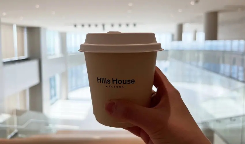 ▲先支付 500 日圓的入場費，再點一杯 800 日圓的拿鐵，走到窗邊時，東京鐵塔不再是遠方的城市剪影。