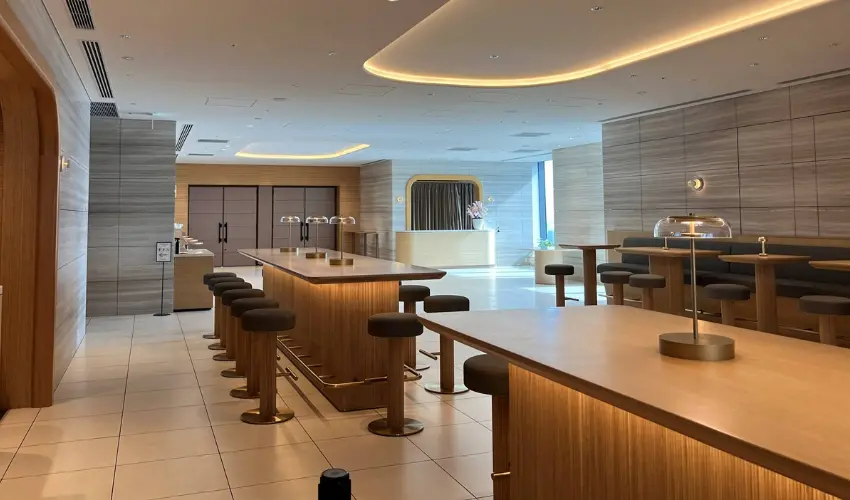 ▲室內家具也延續同樣的理念，不是為拍照設計，而是為久坐而生的木質桌椅與低調沙發。