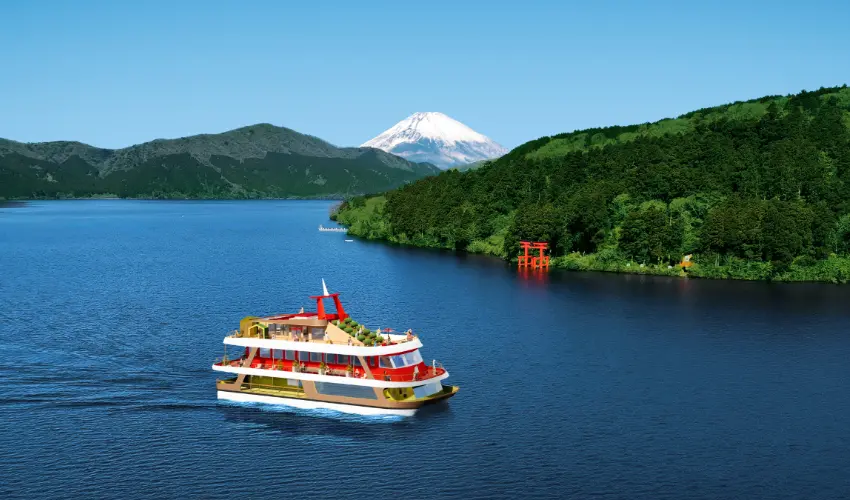 ▲箱根遊船大茶會讓旅客在欣賞蘆之湖四季景觀的同時，體驗日本文化與傳統象徵的「茶」。