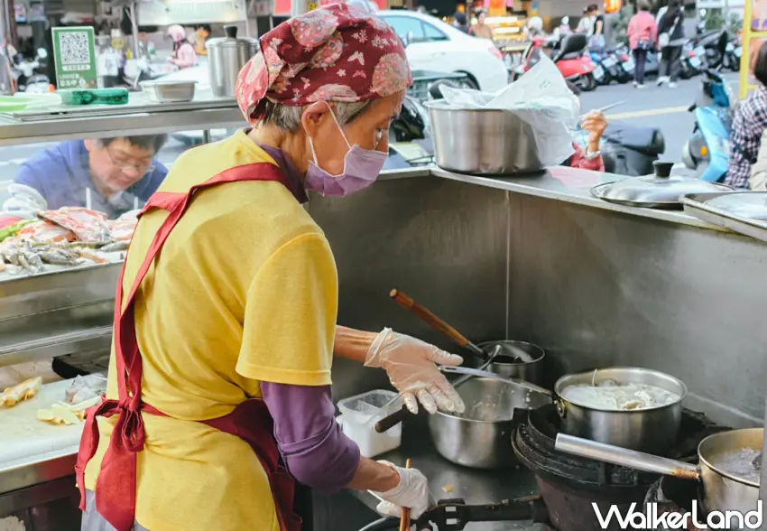 ▲「秋霞鱸魚麵線」至今由秋霞阿姨親自掌廚。(美食好芃友提供)