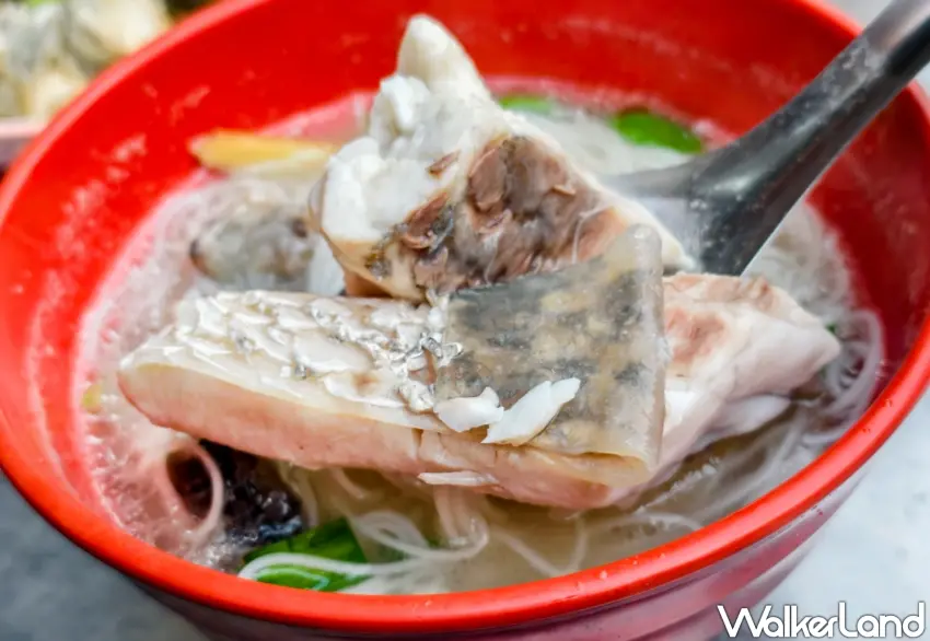 ▲鱸魚湯麵線的海鱸魚肉鮮度極佳,肉質厚實。(美食好芃友提供)