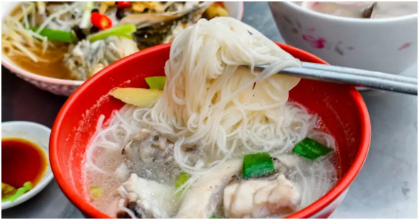 50年自強夜市美食推薦！秋霞鱸魚麵線 魚湯鮮美，現蒸豆豉魚頭配白飯最對味。