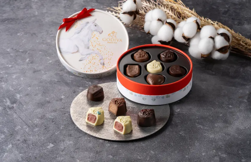 ▲2026年GODIVA創立100週年，與世界文化遺產、京都最古老神社之一的上賀茂神社合作推出馬年巧克力，再附有上賀茂神社的「祈願繪馬」，極具收藏價值。