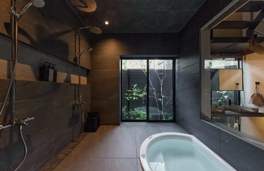 ▲半圓形的設計營造出柔和感,除了浴缸以外,還有2座淋浴設備。