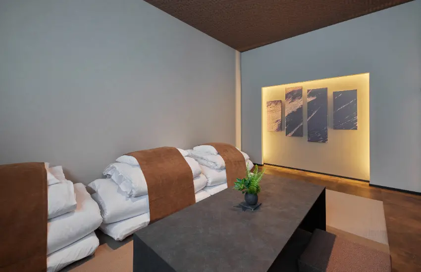 ▲和式則各配置3組單人床墊，需自己鋪床。