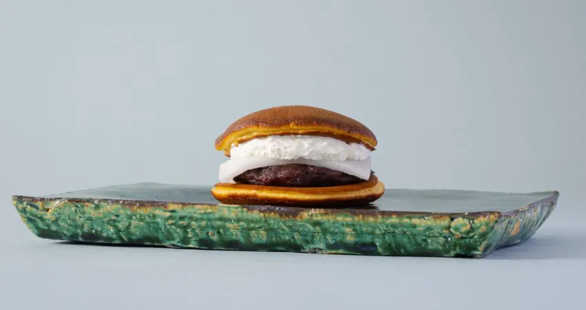 ▲這款生銅鑼燒更進階。使用北海道十勝產的高級紅豆和香濃鮮奶油,中間還夾了QQ軟軟的麻糬。