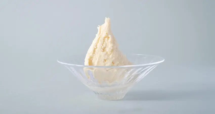 ▲入口時先感受到義式冰淇淋綿密滑順的口感，接著酒粕的香氣慢慢在口中散開，帶著一點點酸甜、還有淡淡的酒香。