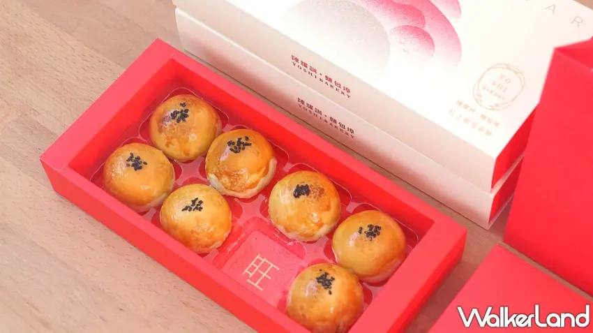 ▲這一顆顆金黃飽滿的紅土蛋黃酥,之所以能成為市場上的傳奇,全仰賴於陳耀訓團隊對於細節的極致苛求。 / 圖:綠陳耀訓・麵包埠提供 窩客島整理