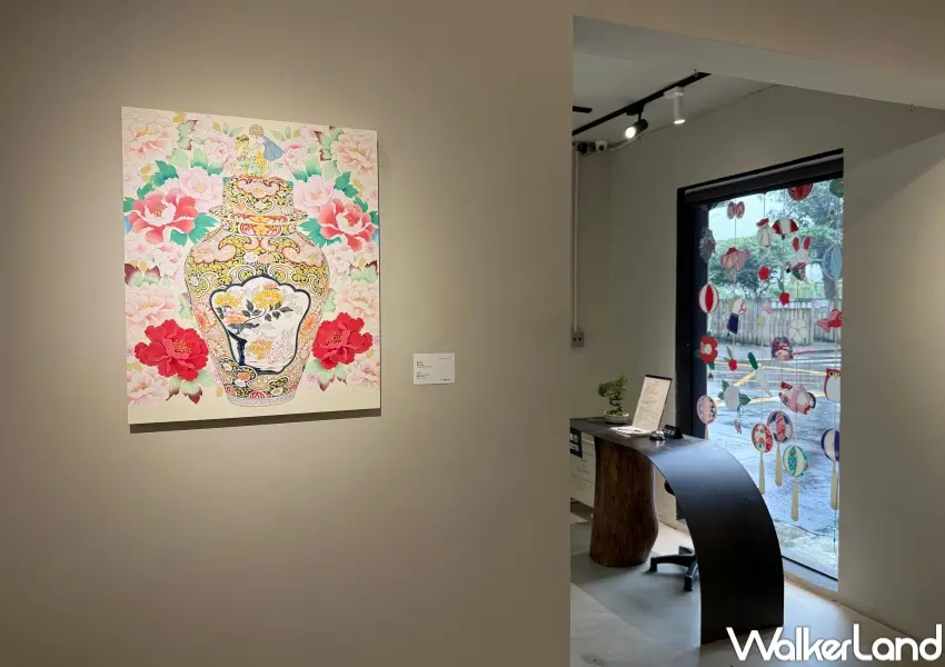 ▲隱藏版信義區展覽！永島千裕作品中時常有瓷器花紋元素，壺系列作品必拍。(攝影：鄭亦庭)
