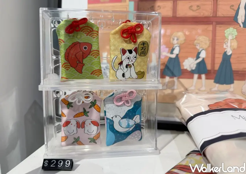 ▲信義區日系展覽推薦！盲抽御守搭配《伊呂波歌》中的招財貓、兔子、鯉魚等吊飾雛圖樣。(攝影：鄭亦庭)