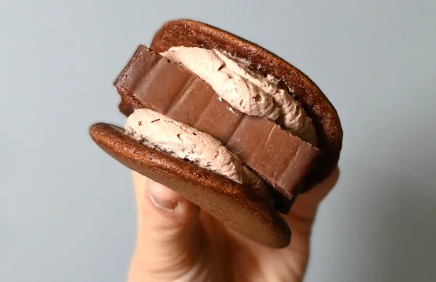 ▲鬆軟的銅鑼燒皮中間夾入講究可可風味的法式蛋糕,就是日式和菓子遇上西式巧克力的美味。