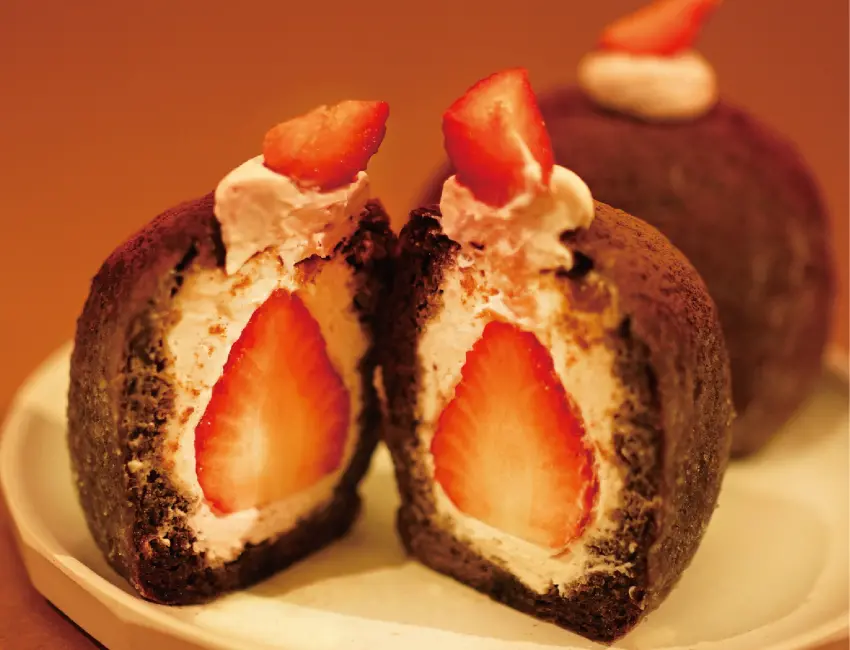 ▲巧克力口味的甜甜圈麵團裡包著新鮮草莓,酸甜交織的滋味讓人難忘。