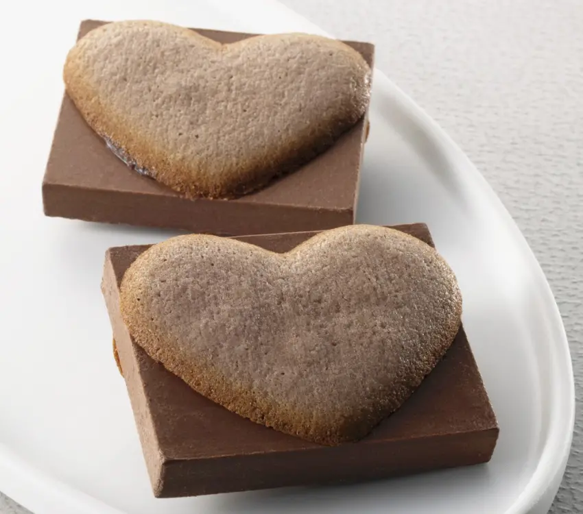 ▲用發酵奶油和巧克力混合製成愛心形狀的薄脆餅皮,中間夾著厚實的方形巧克力,讓人直呼過癮。