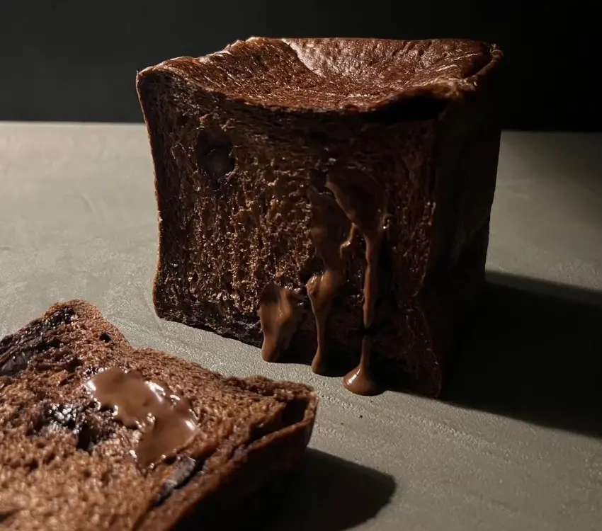 ▲每天限量供應!使用純可可粉和頂級可可巧克力烤成的吐司,質地柔軟到像在吃蛋糕。