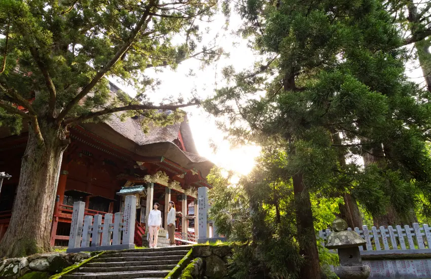 ▲1400年前，「蜂子皇子」為祈求世界和平，在無路可走的情況下受八咫烏引導，開闢了出羽三山