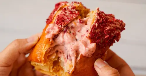 泡芙控要吃新甜點！拿破崙泡芙「Crizzi 脆日」快閃，爆餡草莓尬千層泡芙。