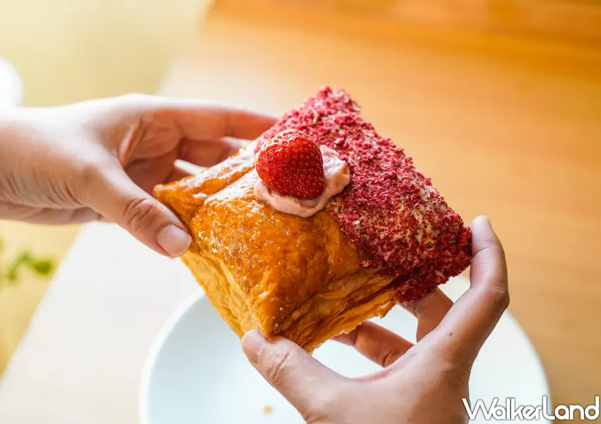 ▲全新拿破崙泡芙「Crizzi 脆日」選用100%法國AOP認證萊思克發酵奶油製作,首發推出草莓口味。