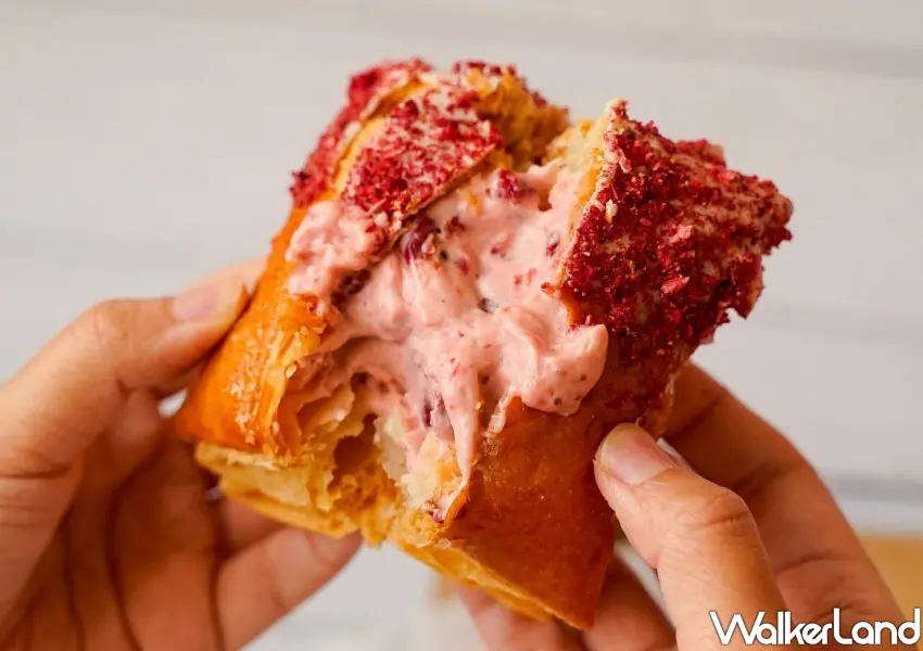 ▲Crizzi 脆日首法主打「草莓拿破崙大泡芙」結合新鮮草莓與自製草莓卡士達。