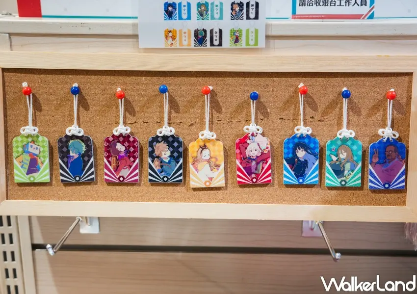 ▲松菸莉可麗絲展限定周邊！盲抽系列有馬口鐵徽章、壓克力御守，鐵粉直接全收。