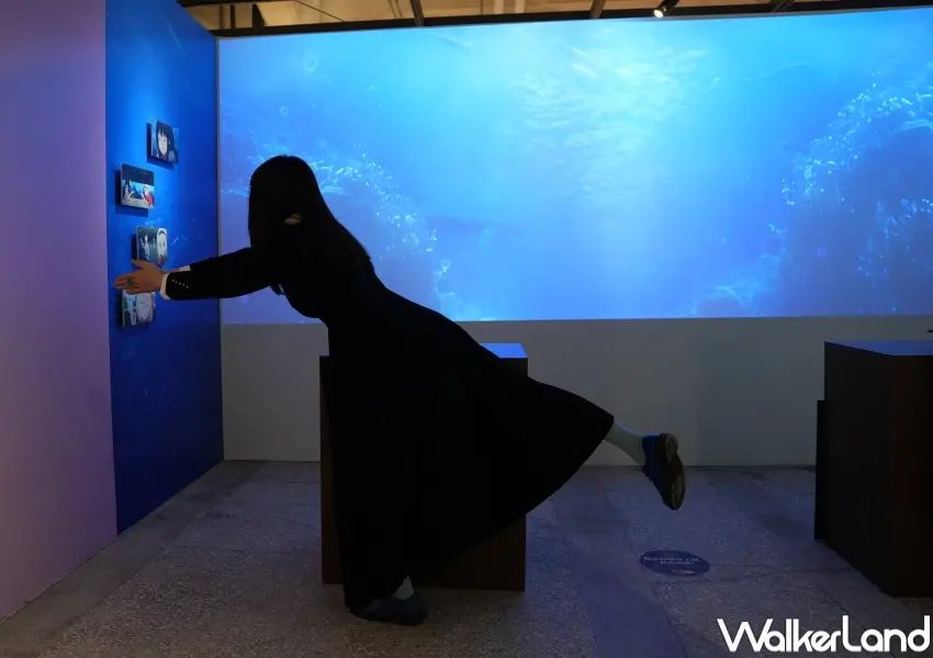 ▲松菸莉可麗絲展必拍打卡點！可以在水族館打卡點擺出魚、花園鰻的姿勢留念。