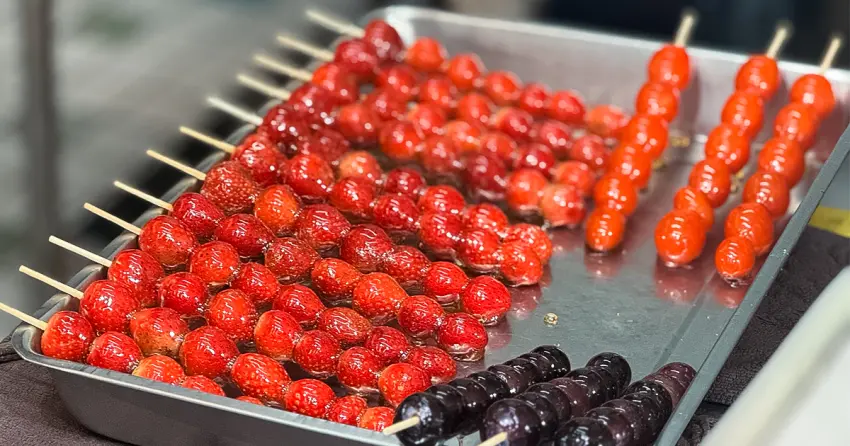 板橋府中美食必收！鳥來伯專業糖葫蘆 草莓糖葫蘆40元、番茄只要25元天天排隊。