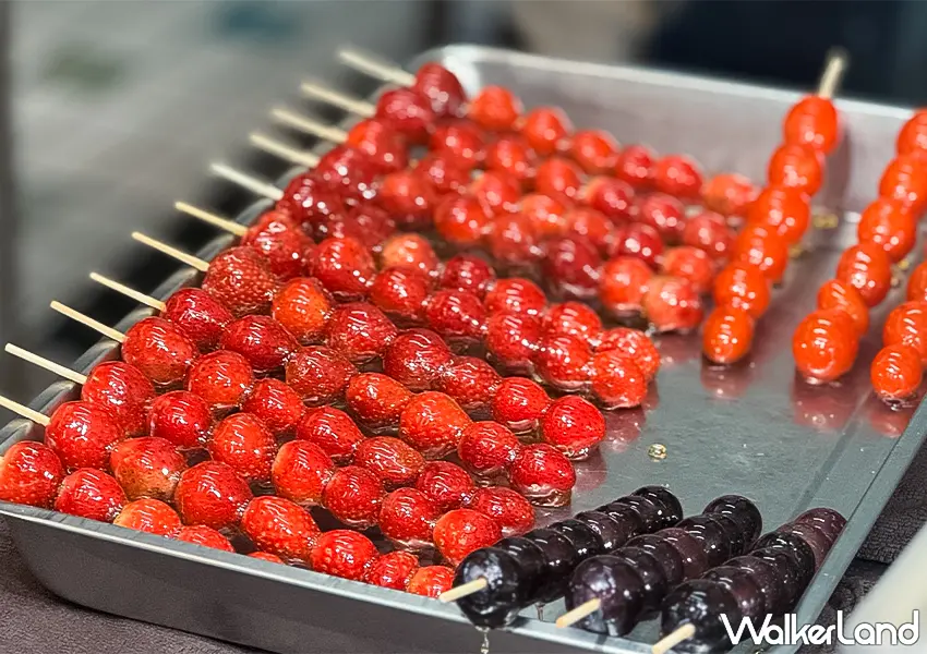 ▲板橋府中美食必收！鳥來伯專業糖葫蘆 草莓糖葫蘆40元、番茄只要25元天天排隊（攝影：蕭芷琳）