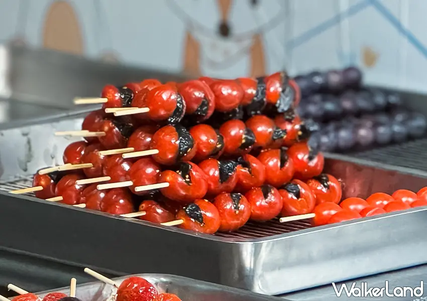 ▲板橋府中美食必收！鳥來伯專業糖葫蘆 草莓糖葫蘆40元、番茄只要25元天天排隊（攝影：蕭芷琳）