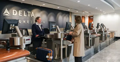 奢華旅遊新標竿！開箱達美至臻商務艙專屬登機報到區，一站式完成行李託運與安檢，享受隱密休憩空間。