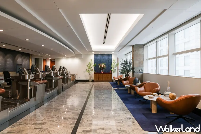 ▲底特律都會韋恩縣機場的專屬空間內，貼心準備了多樣化的精選輕食點心與咖啡茶飲，讓旅客在登機前能隨時補充能量。 圖／達美航空提供；窩客島整理