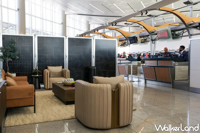 ▲亞特蘭大機場的專屬空間巧妙結合了報到櫃檯與休憩區域，讓旅客在辦理手續的同時也能感受到如同貴賓室般的愜意環境。 圖／達美航空提供；窩客島整理