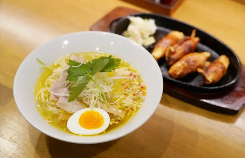 ▲▲鹽味雞湯拉麵搭配雞皮煎餃,是老饕喜愛的經典組合。(攝影:楊婷雅)