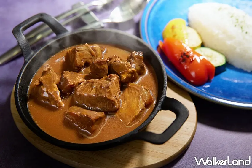 ▲大廳酒吧月台町,以三星若狹牛升級「紅酒燉若狹和牛」,每份售價680元。圖/JR東日本大飯店台北提供;窩客島整理