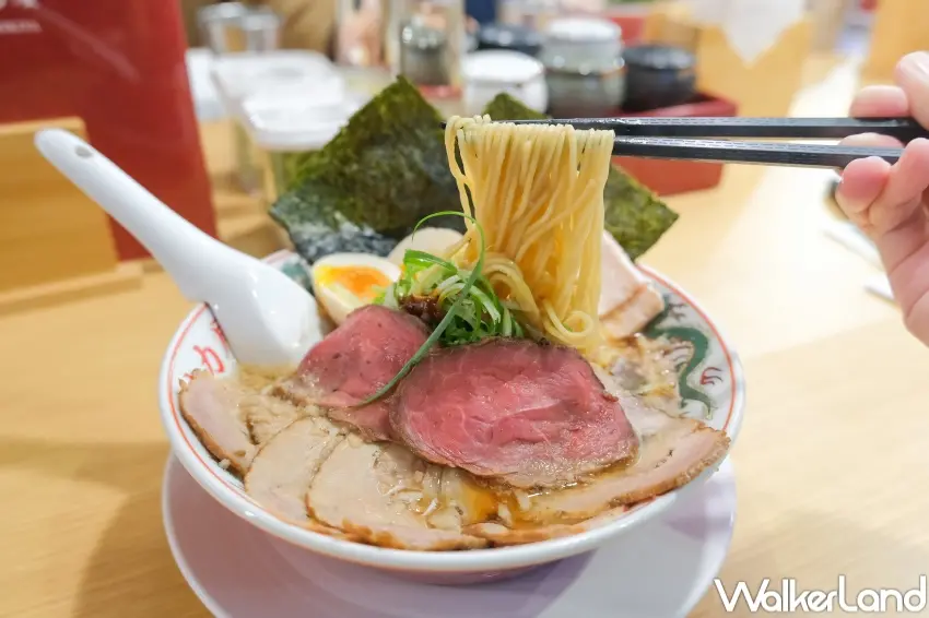 ▲魁力屋拉麵台北旗艦店完整延續京都熟成醬油湯頭特色。（攝影：張人尹）