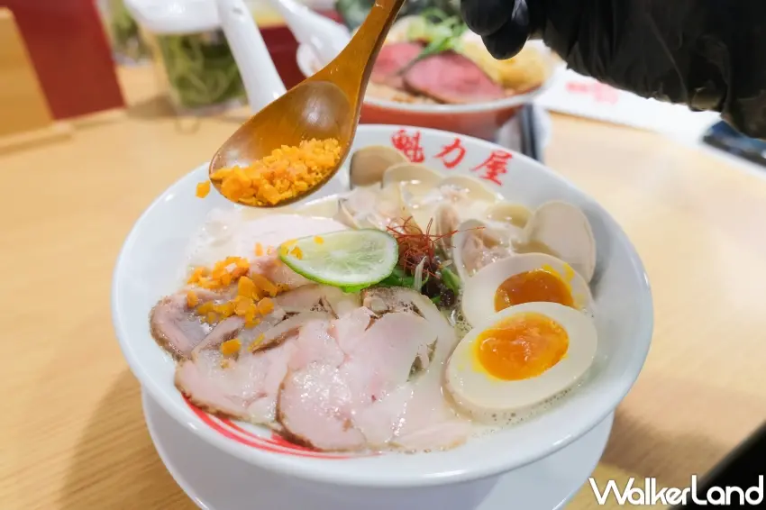 ▲魁力屋拉麵台北旗艦店推出限定金燦烏魚子雞白湯貝拉麵。（攝影：張人尹）