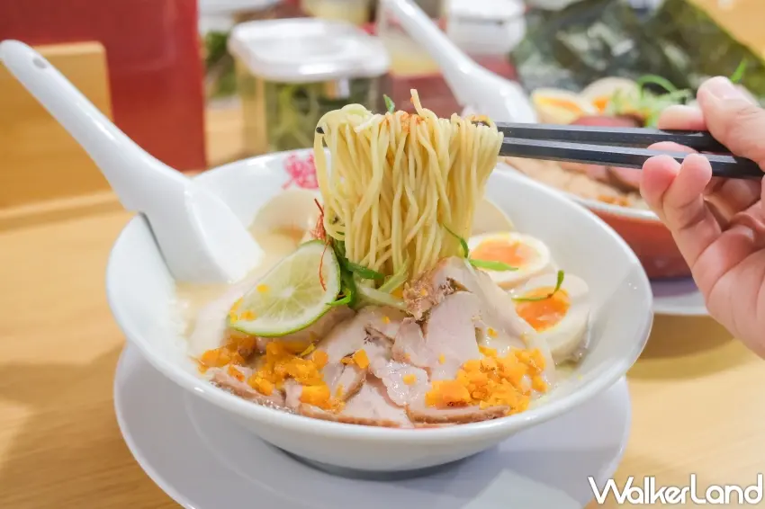 ▲魁力屋拉麵開幕三日推出免費招待券回饋粉絲。（攝影：張人尹）