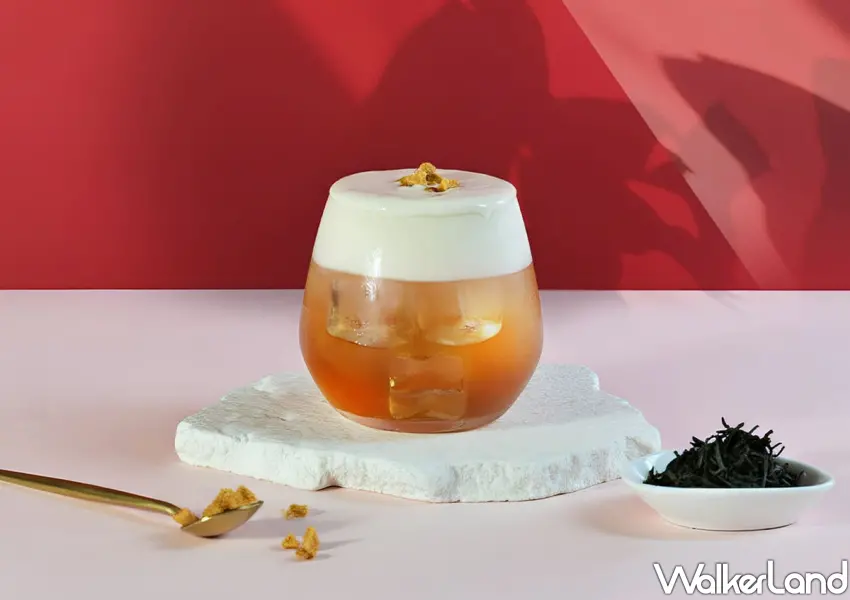 ▲先喝道「太妃蜜桃風味厚奶霜」新品推薦，太妃糖的焦香與奶香層層堆疊。