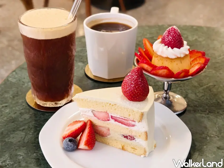 ▲草莓季來臨，「富富」推出草莓布丁與草莓開心果戚風蛋糕等多款草莓甜點。（攝影：楊婷雅）