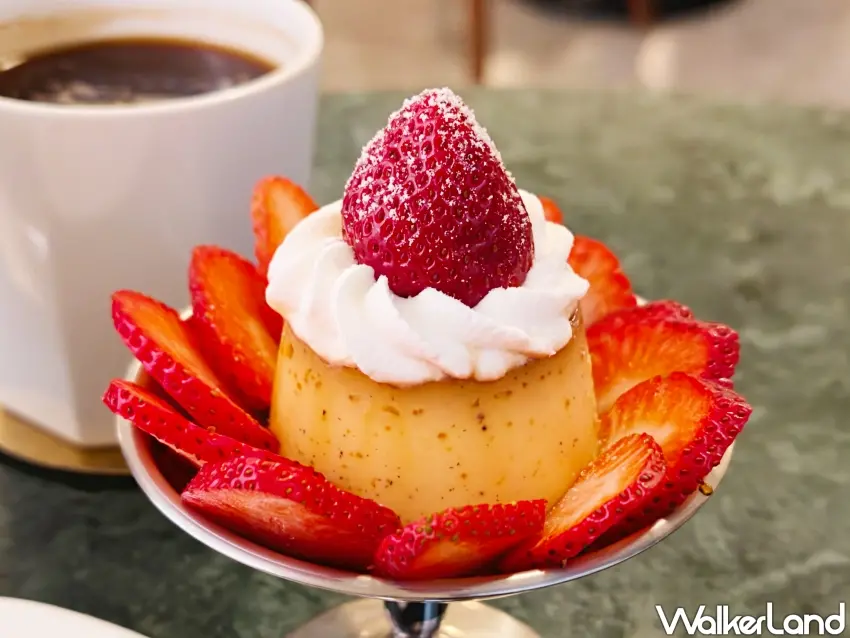 ▲「富富」草莓布丁外型吸睛，草莓薄片如花朵般圍繞著布丁綻放。（攝影：楊婷雅）